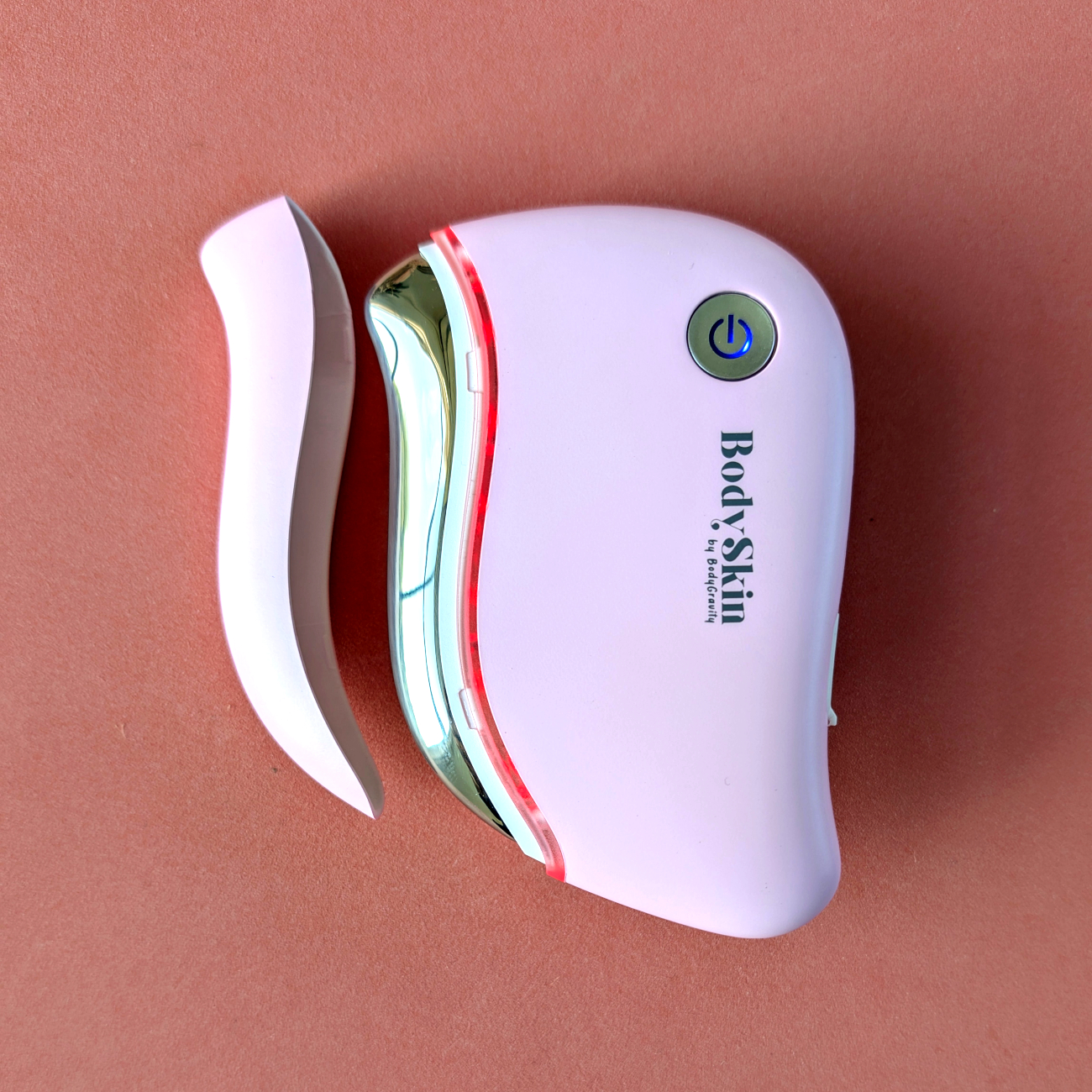 Gua sha électrique Lifty de la marque BodySkin, coloris rose