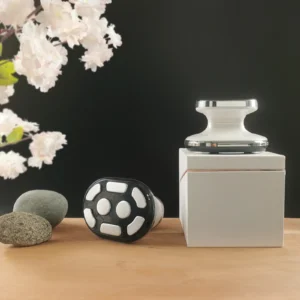 Masseur anti-cellulite Slimskin de la marque BodySkin visuel du produit sur fond noir et support bois