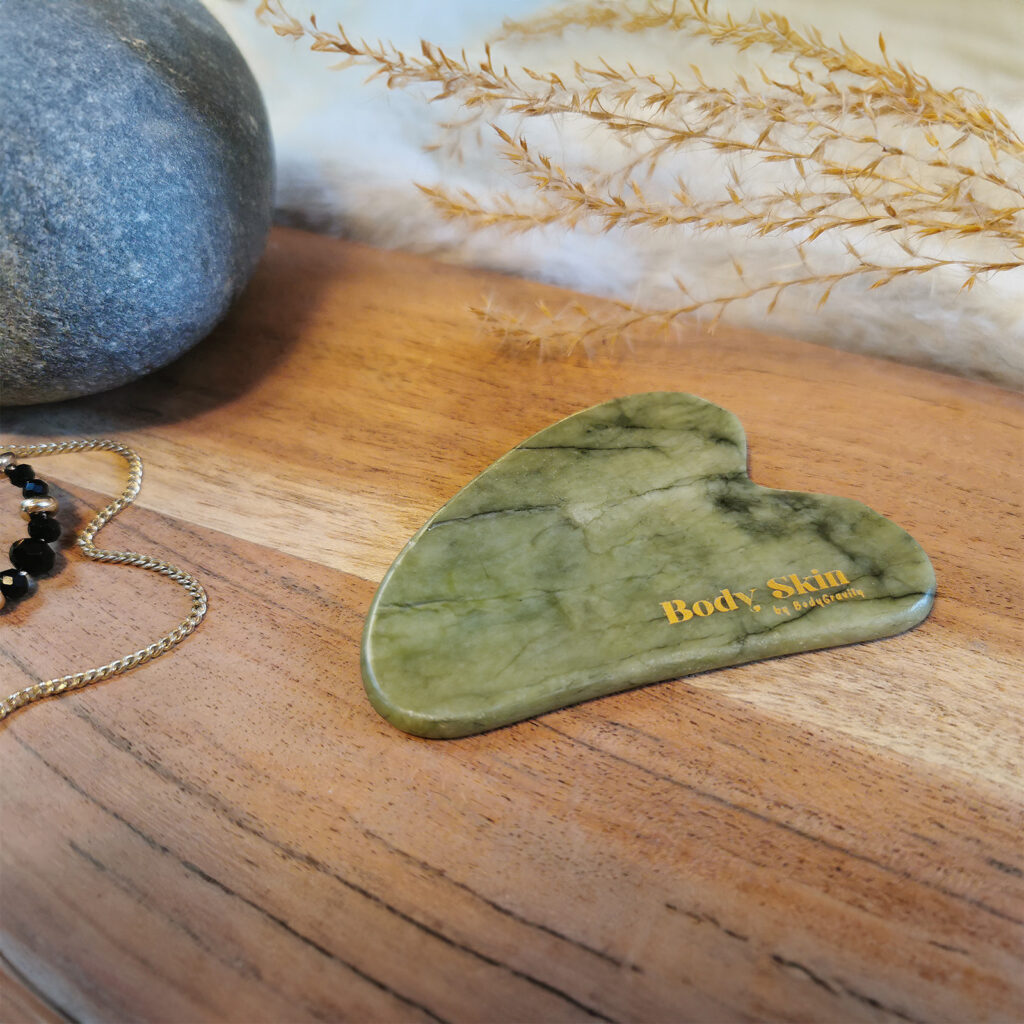 Mise en scène gua sha jade verte