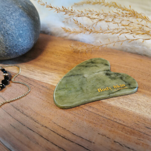 Mise en scène gua sha jade verte
