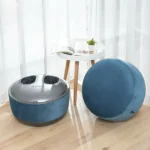 Zoom sur le pouf massant CAIRN en velours bleu de la marque Bodyskin dans un environnement lumineux