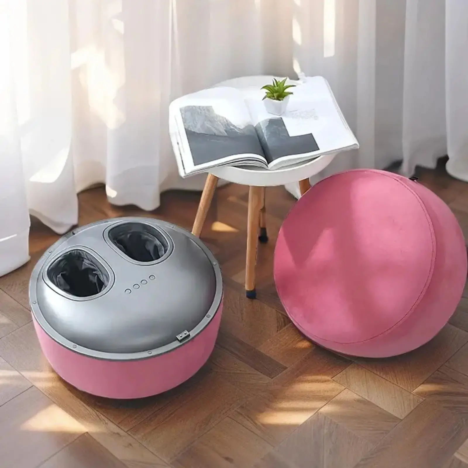 Zoom sur le pouf massant CAIRN en velours rose de la marque Bodyskin dans un environnement lumineux