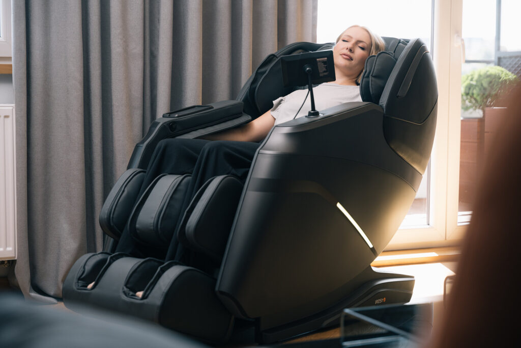 première expérience femme sur un Fauteuil massage noir dans un salon