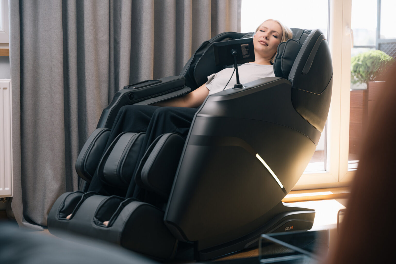 première expérience femme sur un Fauteuil massage noir dans un salon