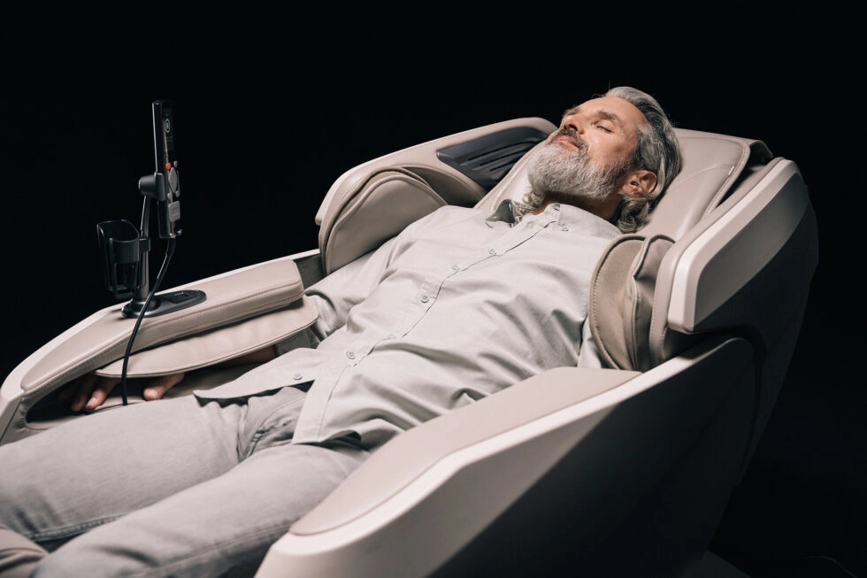Détente homme dans un fauteuil de massage Bodygravity