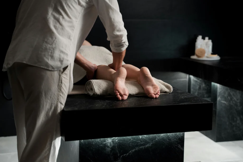 bien-être, détente, massage des mollets sur une table de massage