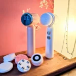 Vue des deux coloris de la brosse Glowly de la marque bodyskin, rose poudré et blanc nacré