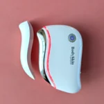 Zoom sur Gua sha électrique Lifty de la marque BodySkin, coloris blanc sur fond rose
