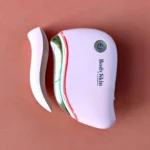 Zoom sur Gua sha électrique Lifty de la marque BodySkin, coloris rose sur fond rose