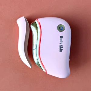 Zoom sur Gua sha électrique Lifty de la marque BodySkin, coloris rose sur fond rose