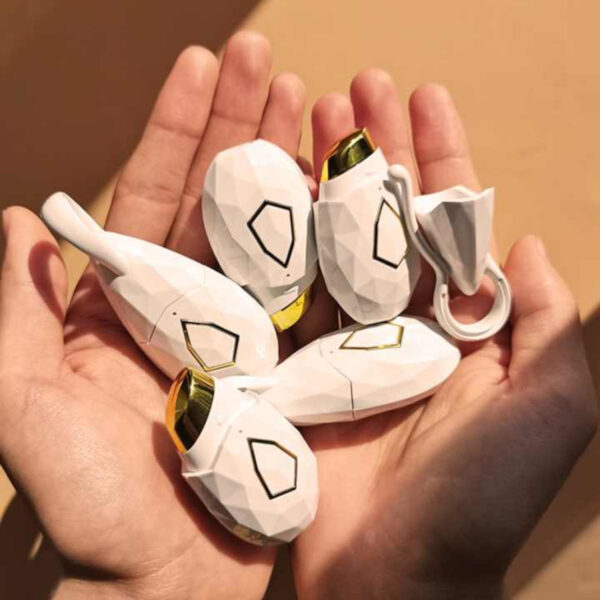 Pleins de mini Stick EYE FIX dans le creux des mains