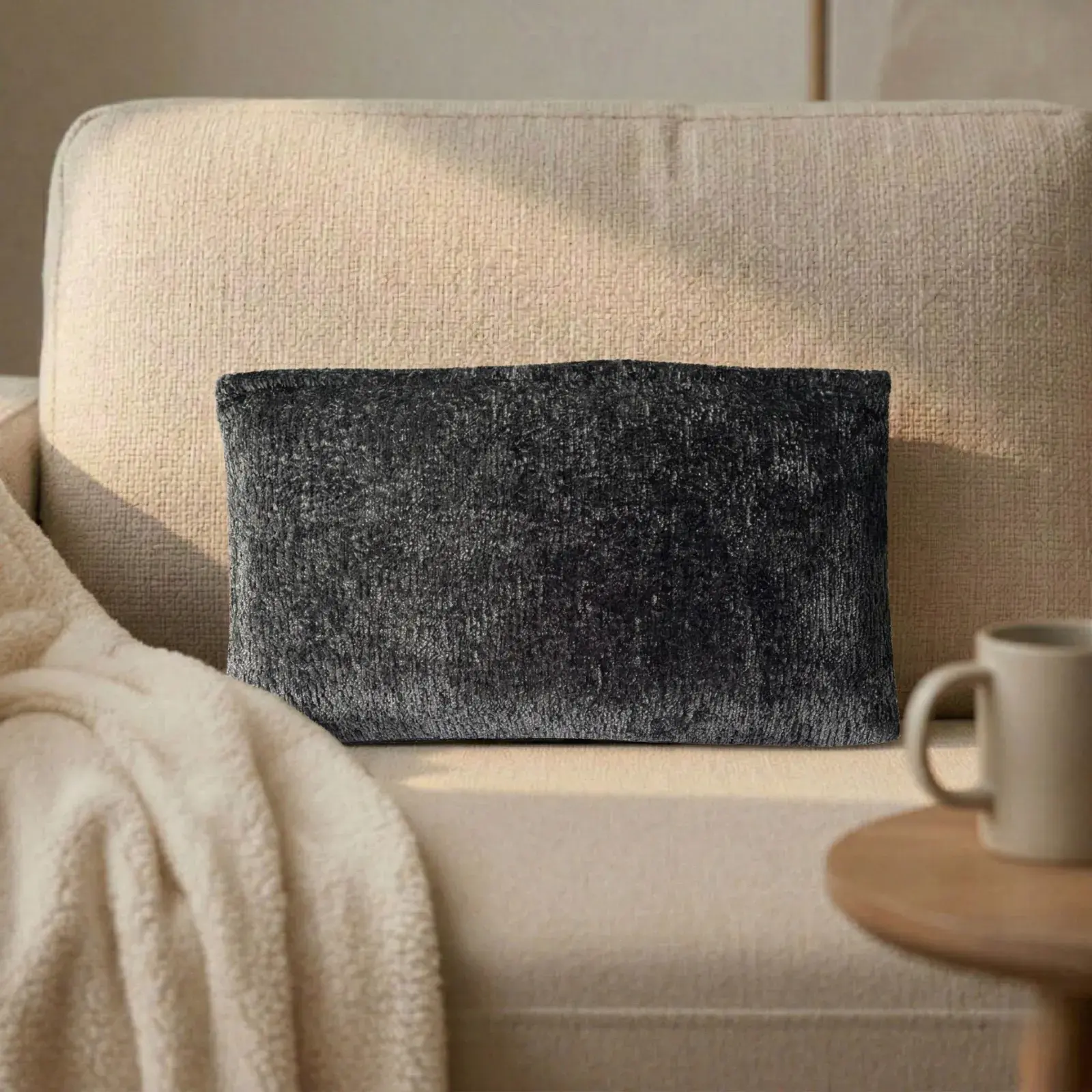 coussin-massant-RELAXO-noir-BodySkin-canapé-face
